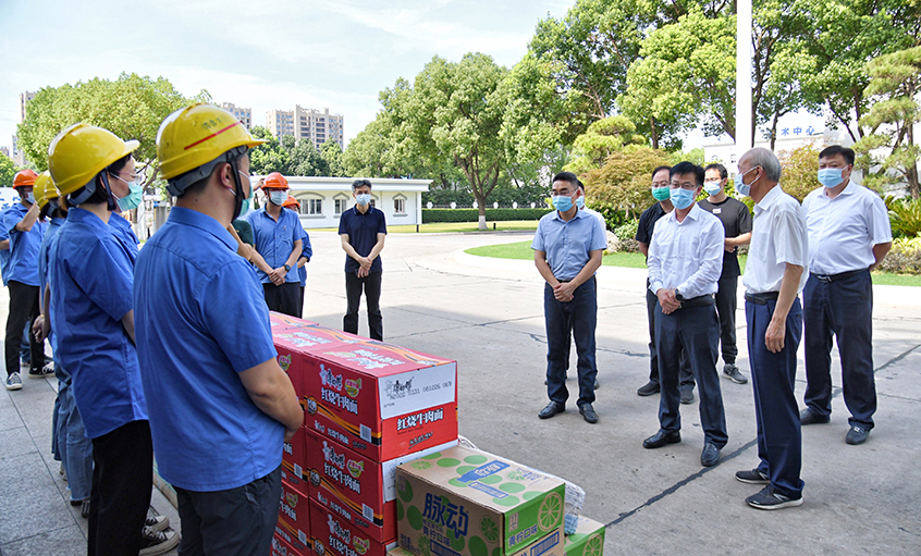 溧阳市委书记叶明华慰问尊龙凯时人生就是搏电缆高温下坚守的一线工人